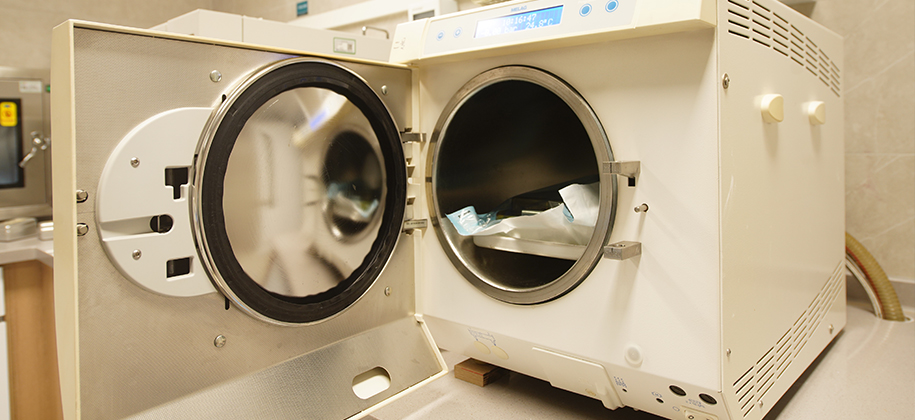 術後，醫療器械全部逐一高溫高壓或化學消毒；手術室進行系統終末消毒。